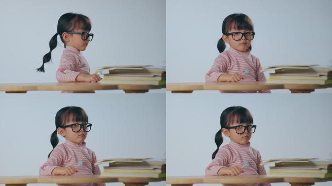 戴眼镜的小女孩书桌