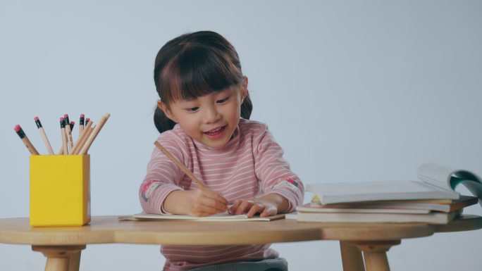 认真学习的小女孩画画书桌丫头姑娘闺女