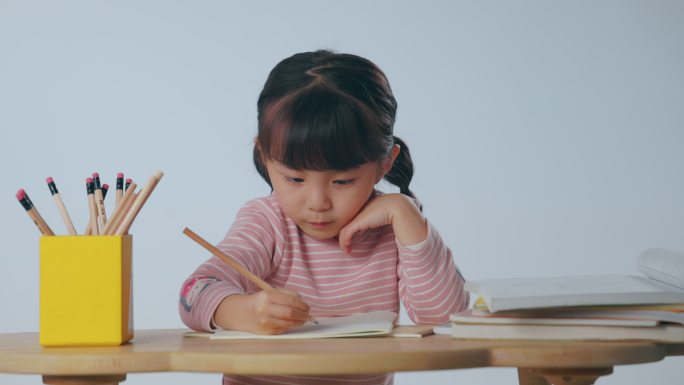 认真学习的小女孩做作业功课天真童真玩耍