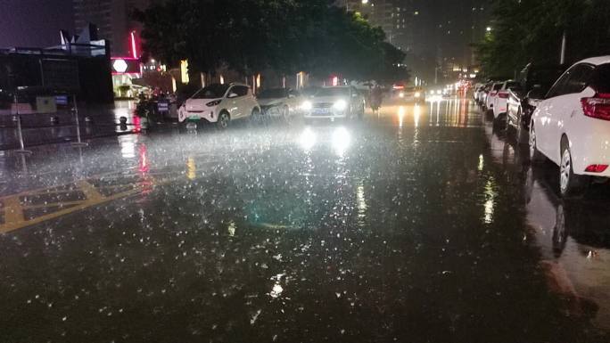 街道小车大雨绿树光影雨夜街灯绿叶逆光影子