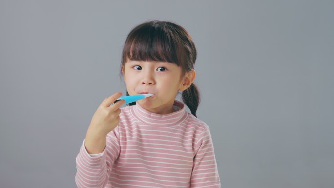 刷牙的小女孩特写拍摄儿童口腔宣传广告高清