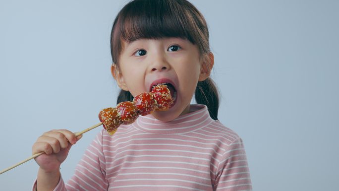吃糖葫芦的小女孩冰糖葫芦糖堆零食