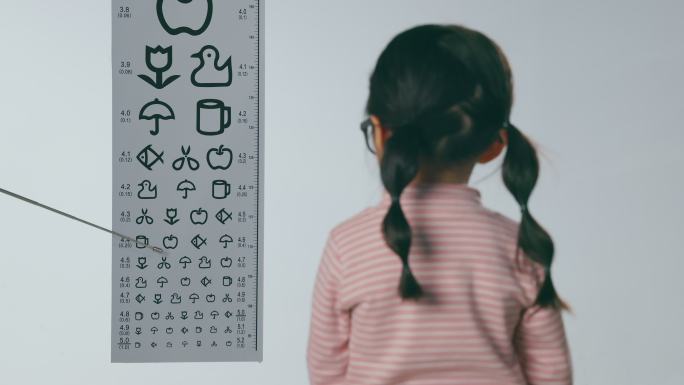 测视力的小女孩测视力的小女孩
