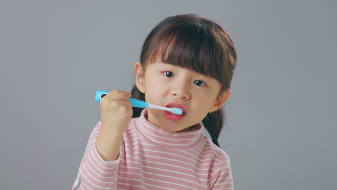 刷牙的小女孩人像口腔清洁个人卫生