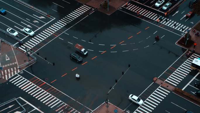 4K雨天城市十字路口车水马龙