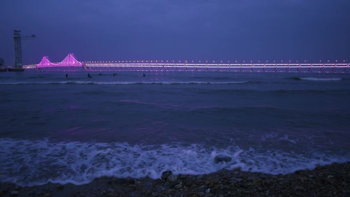 大连星海公园岸边看星海湾大桥夜景