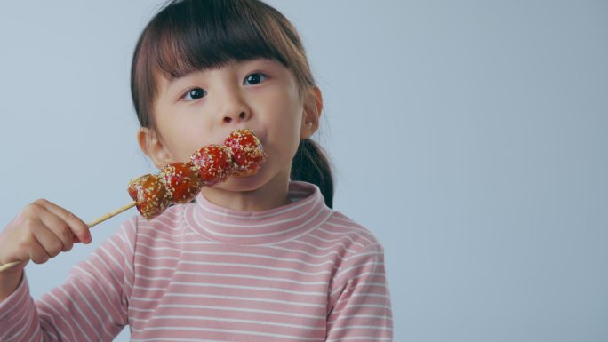 吃糖葫芦的小女孩吃糖葫芦的小女孩童年糖葫