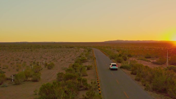 航拍汽车行驶在无人区 戈壁荒漠