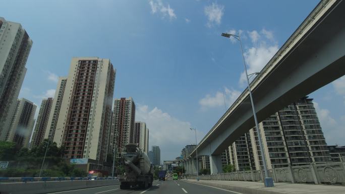 城市道路开车，车窗外风景4k视频素材