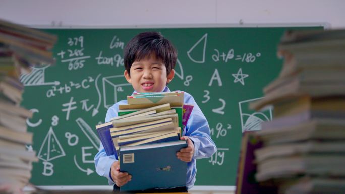 疲惫的小学生抱着一摞书