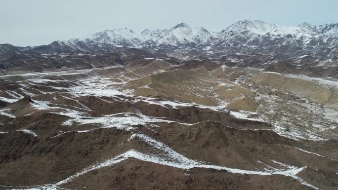 新疆哈密：春季降瑞雪，天山施粉黛