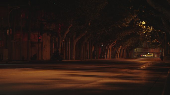 深夜街道的零星车辆