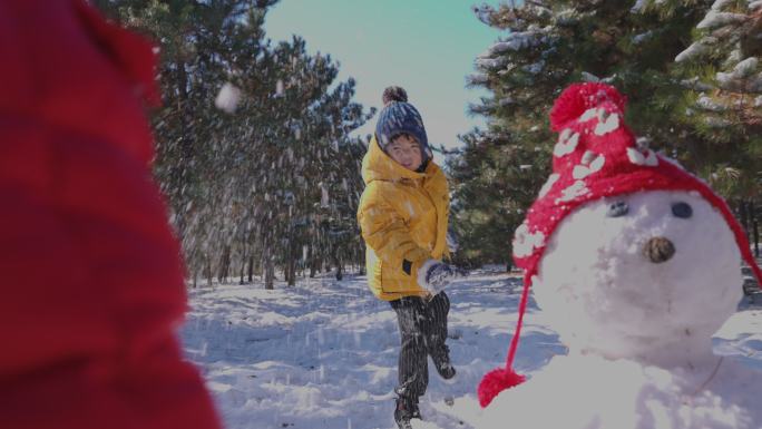 快乐儿童在雪地里打雪仗