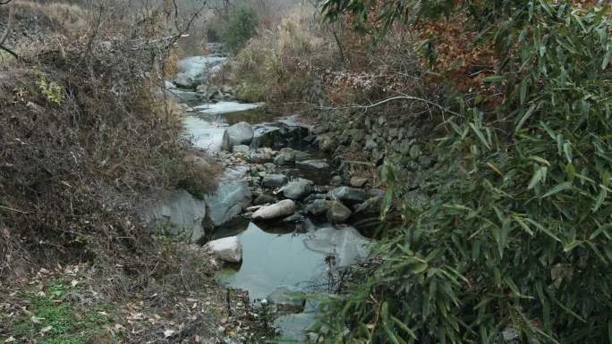 峡谷小水渠拍摄视频