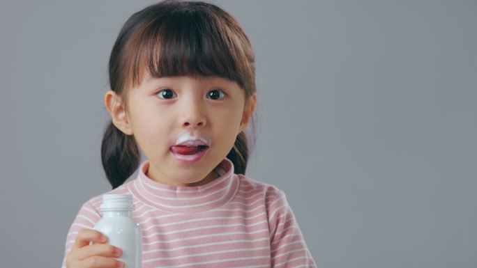 喝牛奶的小女孩快乐童年喝牛奶营养均衡