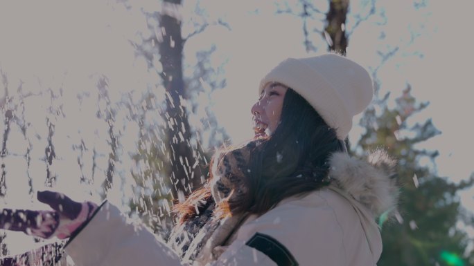 快乐的青年女人在雪地里玩耍