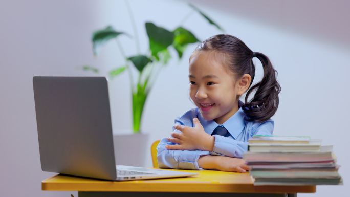 小学生用电脑上网课