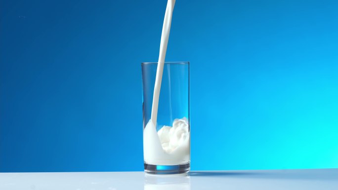 牛奶倒入玻璃杯中倾倒液体流动