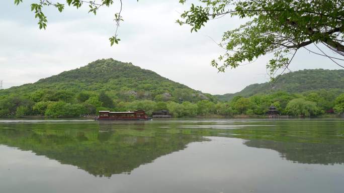 杭州湘湖风景区平静湖面上行驶中的游船