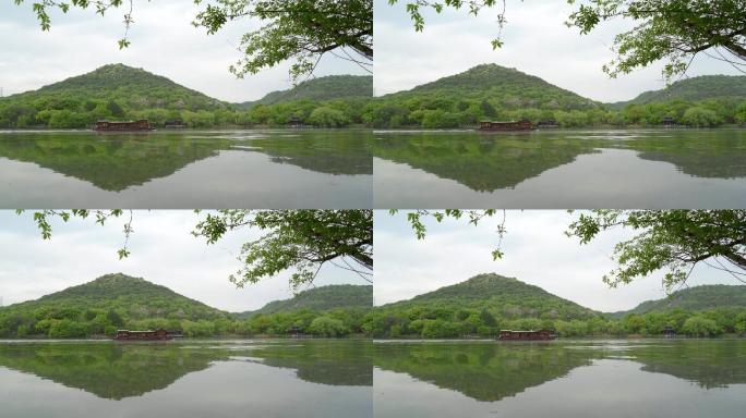 杭州湘湖风景区平静湖面上行驶中的游船