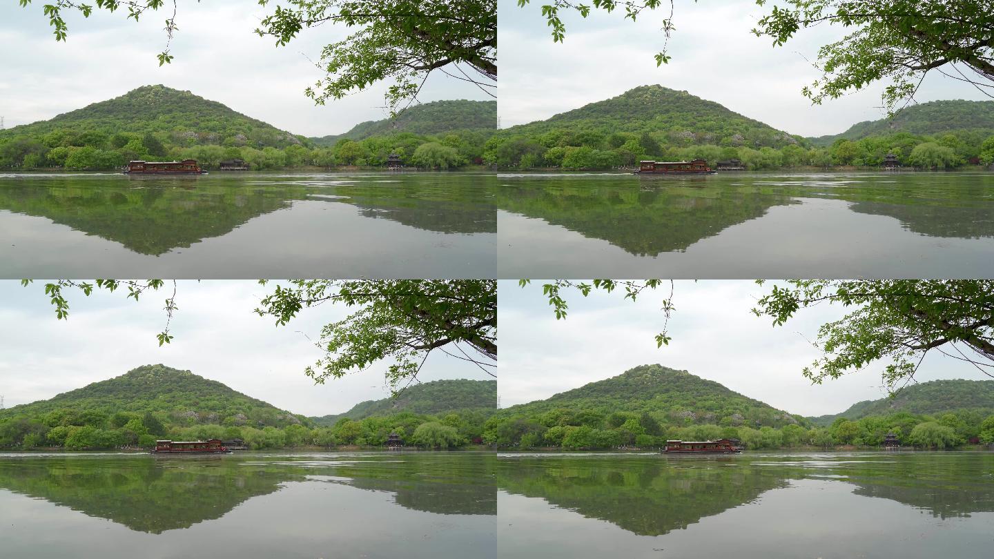 杭州湘湖风景区平静湖面上行驶中的游船