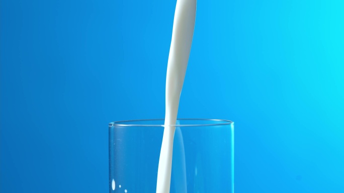 牛奶倒入玻璃杯中流体奶液鲜奶