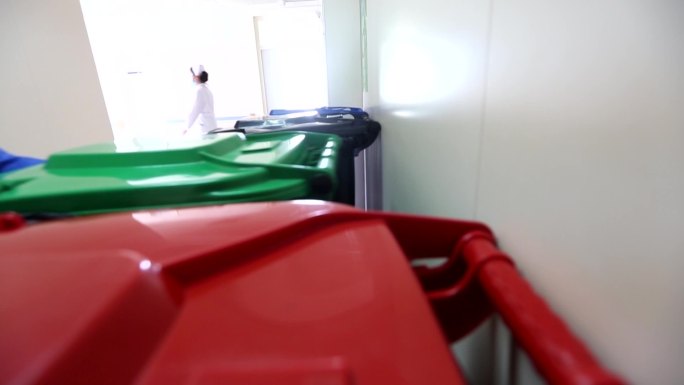 物业保洁人员给垃圾分类垃圾桶套黑色塑料袋