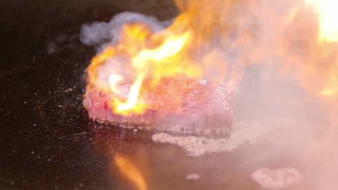 铁板烧烤牛肉高档日本雪花牛肉烟火火焰刀叉操作