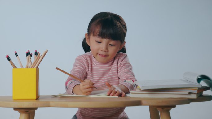 认真学习的小女孩阳光愉快童真