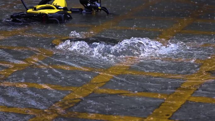 沙井盖城市街道内涝暴雨天气灾害下水道冒水