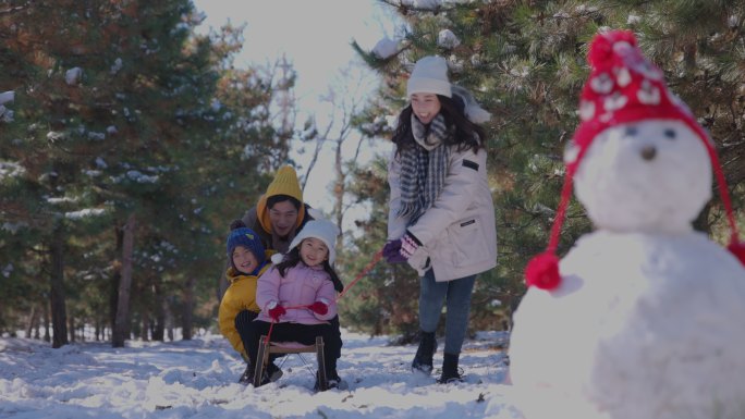 快乐家庭在雪地里玩耍