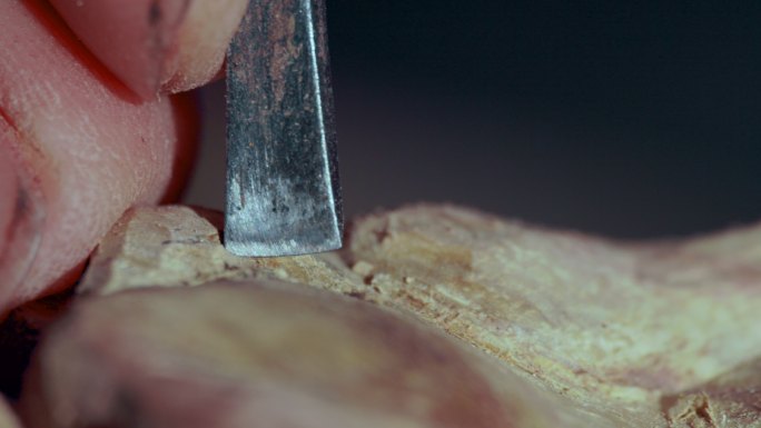 木匠在木头上雕刻刻刀传承历史