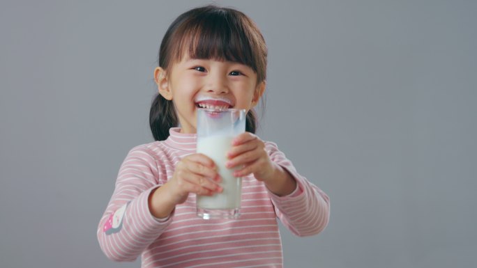 喝牛奶的小女孩早餐鲜奶营养