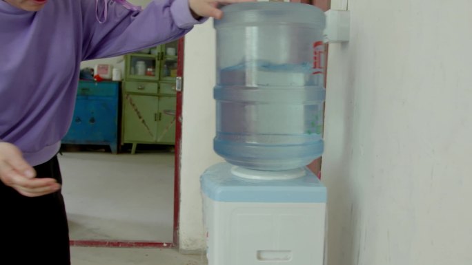 饮水机 搬桶装水 桶装水