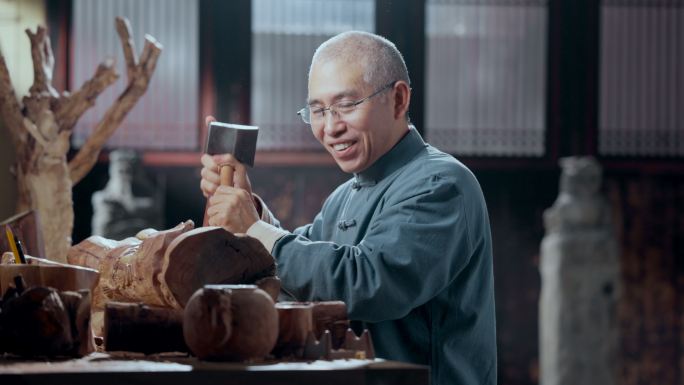 认真雕刻的工匠师文化历史传承匠心中国风国
