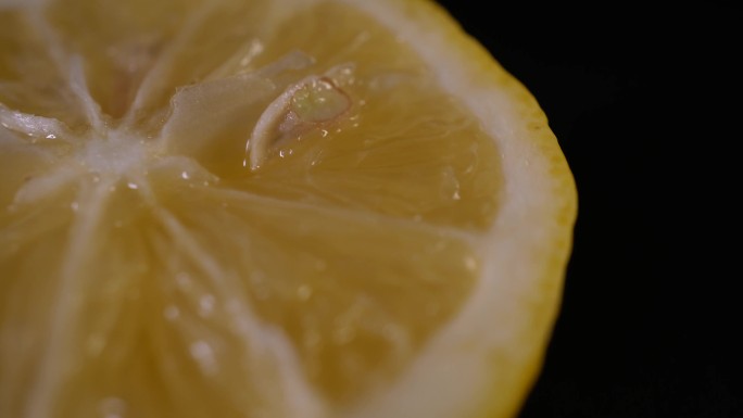 切开的鲜柠檬