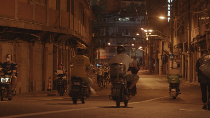 深夜老街道里的人流车流