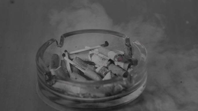 烟灰缸和烟雾吸烟有害健康