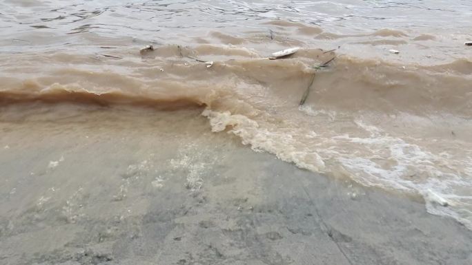 河水猛涨浑浊水面垃圾水浪洪潮拍岸水浪拍岸