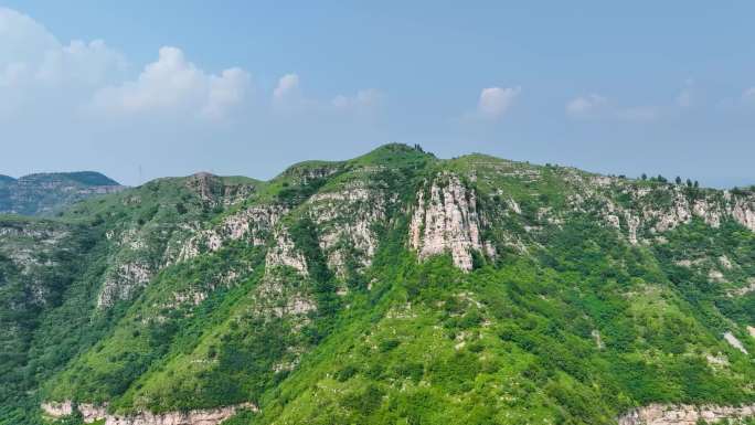 航拍济南章丘大寨山突兀的巨石和悬崖