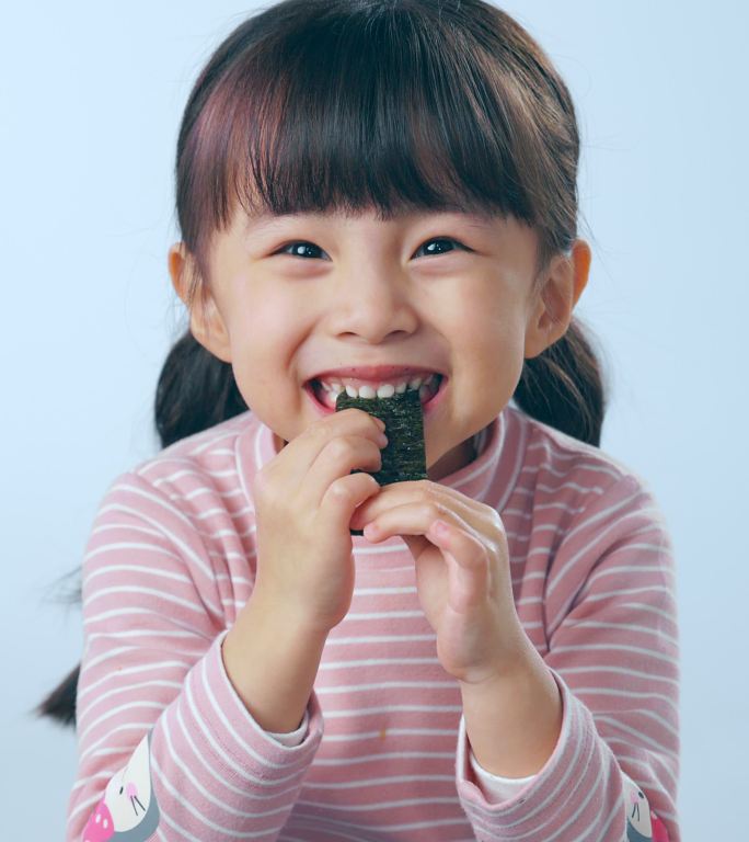吃海苔的小女孩开心高兴饥饿