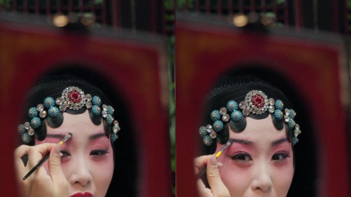 京剧女演员对着镜子化妆