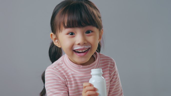 喝牛奶的小女孩小女孩喝高兴