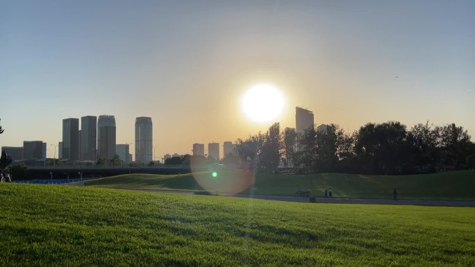 城市绿地大草坪散步太阳