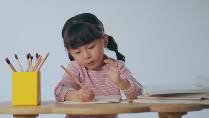 认真学习的小女孩写字画画独自一人
