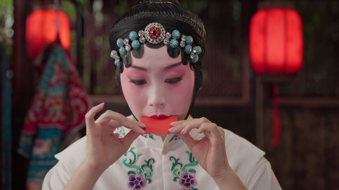京剧女演员化妆红色卡片纸涂抹口红唇印传统