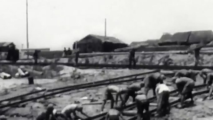 40年代铁道兵维修铁路