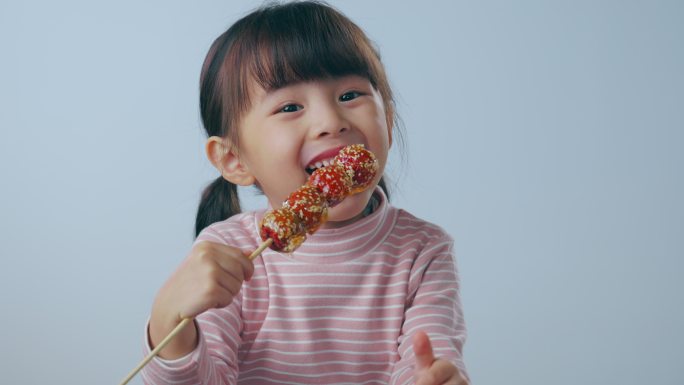 吃糖葫芦的小女孩阳光欢乐愉快