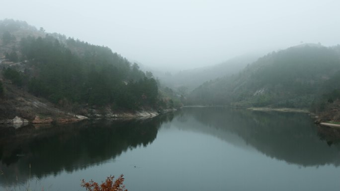 云雾缭绕的湖面