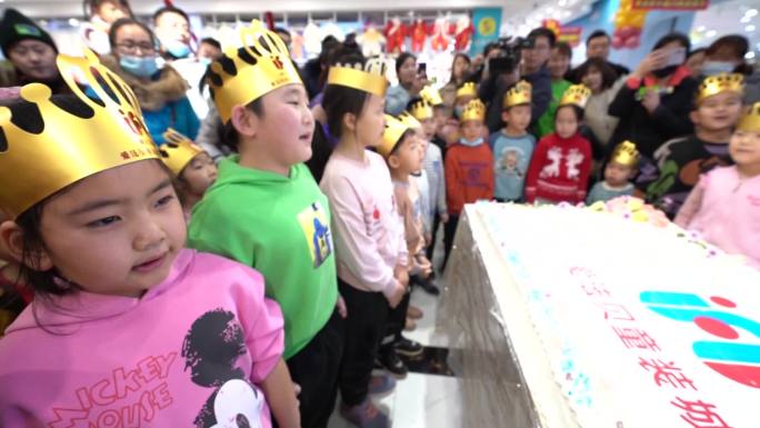 童装城商场周年小朋友集体过生日吃蛋糕庆祝
